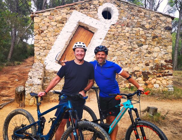 cyclists_with_mountain_bikes_at_baraca_de_dali_in_cap_roig_forest