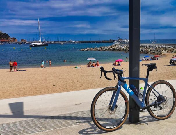 gravelbike_at_beach_promenade_in_st_feliu_de_guixols