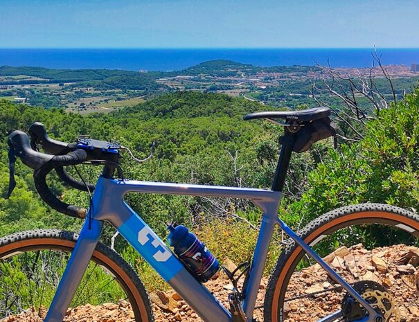 gravelbike_with_background_of_vall_llobrega_plane_and_mediterranean_sea