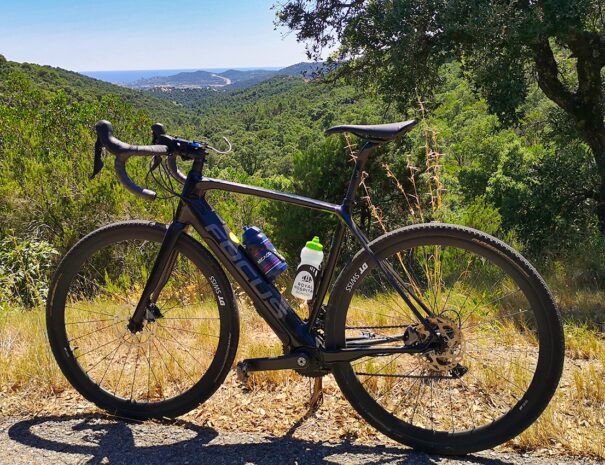 road_bike_with_background_view_of_rio_de_oro_valley