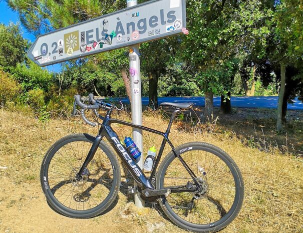 roadbike_with_sign_to_els_angels_peak